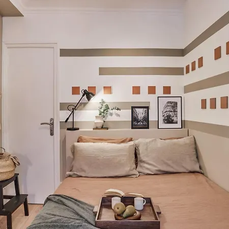 Dane - 1 A Ternes Apartment